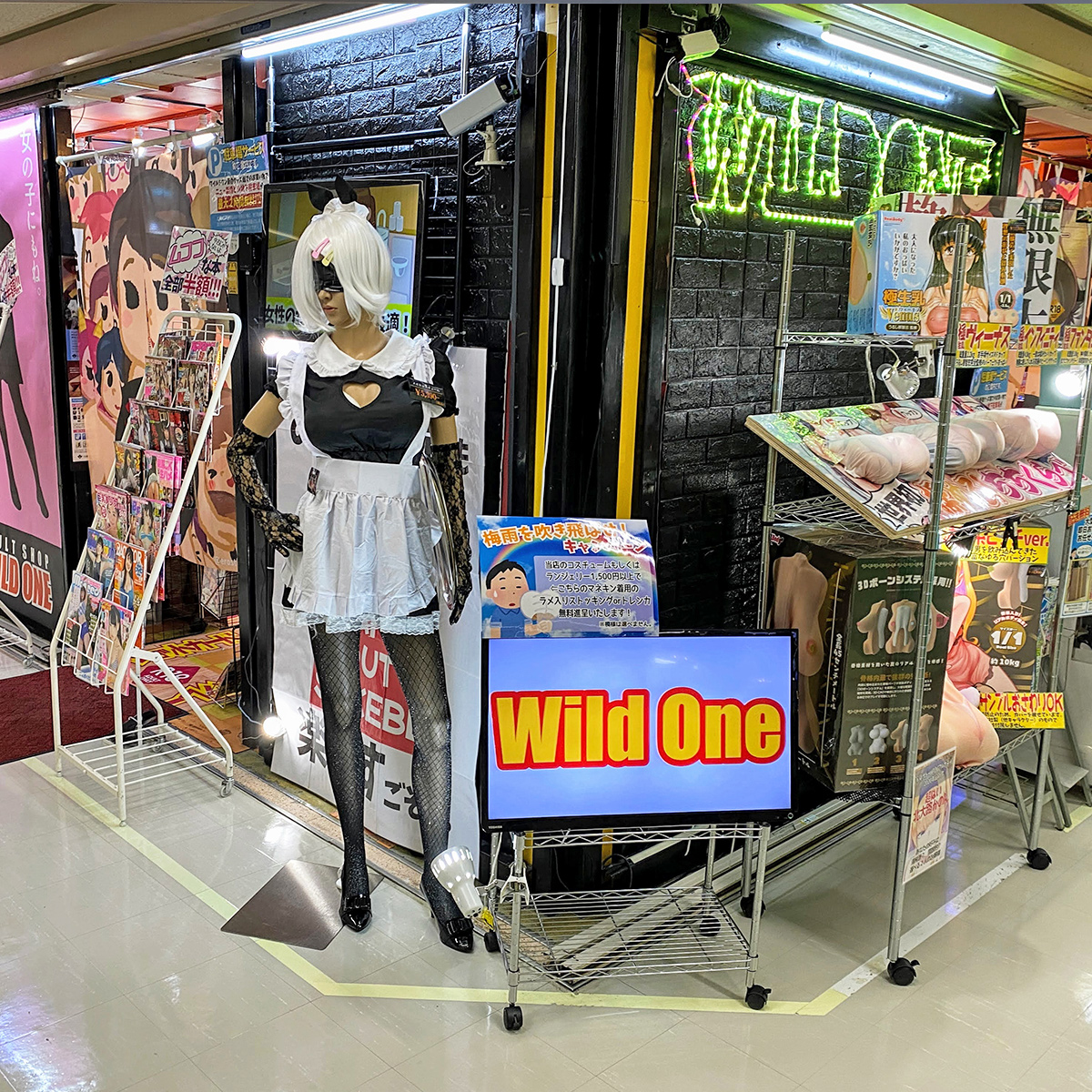 エレベーターを降りたら目の前が新橋店です。いらっしゃいませ!